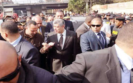   مصر اليوم - وزير الداخلية يقوم بجولة تفقدية مفاجئة للخدمات الأمنية في الجيزة